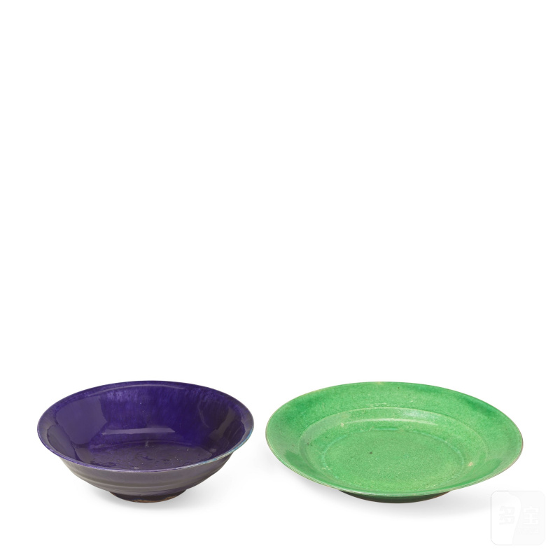 清康熙 茄皮紫釉蓮紋盌及綠釉盤 | AN AUBERGINE-GLAZED 'LOTUS' BOWL AND A BISCUIT GREEN-GLAZED DISH - 图2